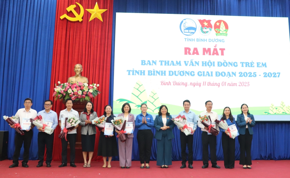 Dai bieu HDND voi tre em co hoan canh kho khan-20.JPG