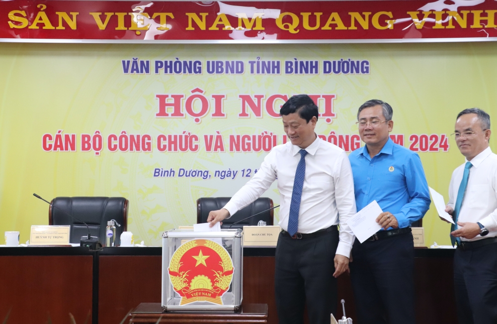 Hoi nghi CBCCVC VP UBND tinh-3.JPG