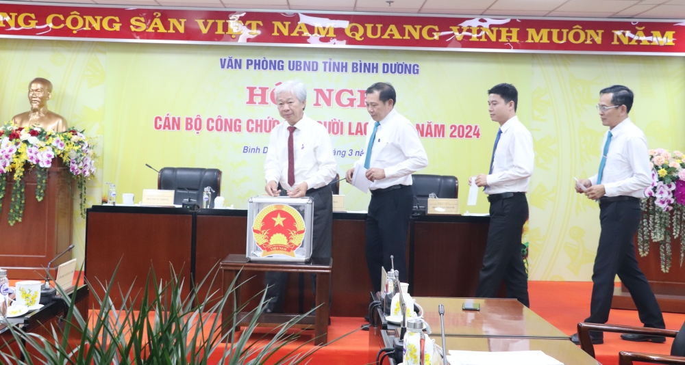 Hoi nghi CBCCVC VP UBND tinh-4.JPG