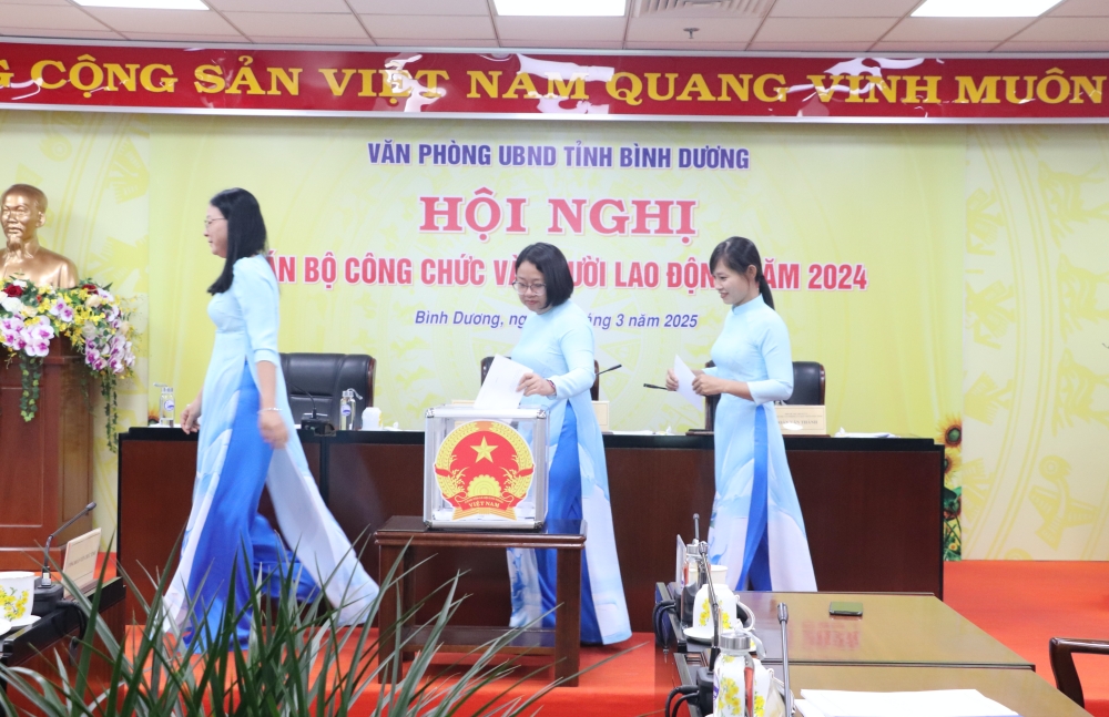 Hoi nghi CBCCVC VP UBND tinh-5.JPG