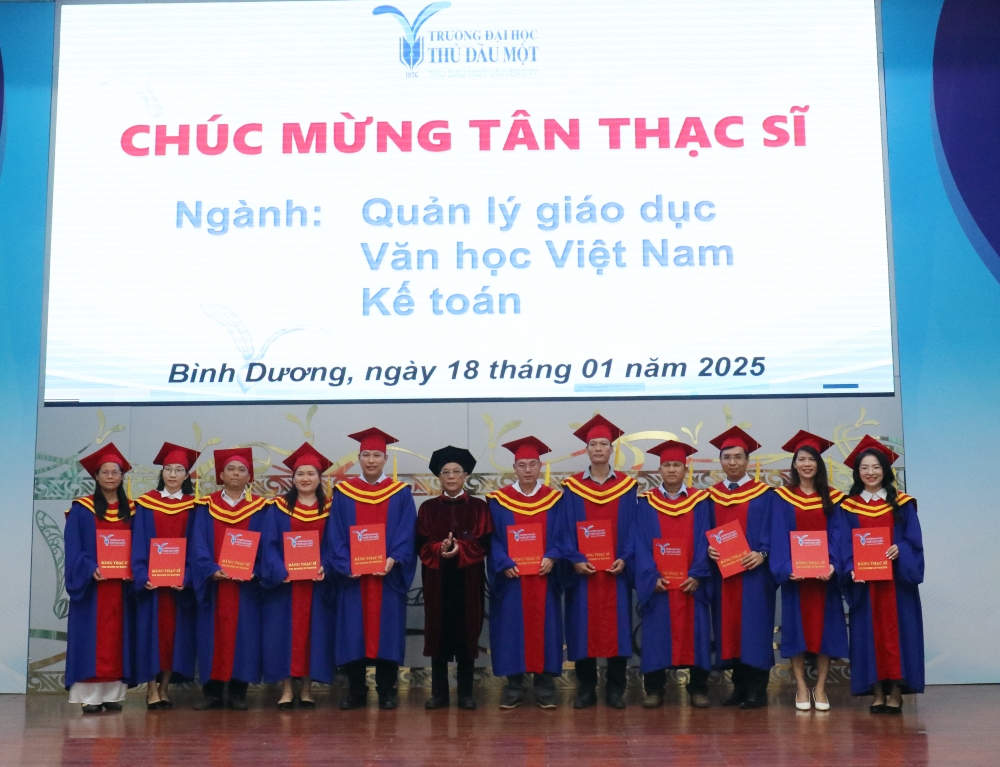 Truong DH TDM trao bang to nghiep Thac si-10.JPG