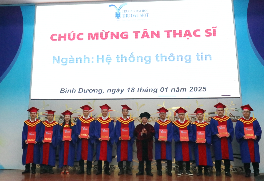 Truong DH TDM trao bang to nghiep Thac si-12.JPG