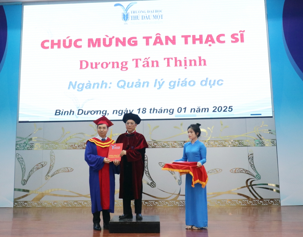 Truong DH TDM trao bang to nghiep Thac si-4.JPG