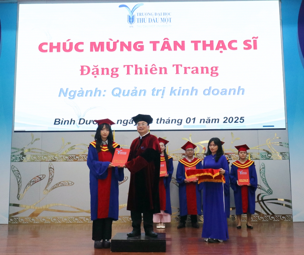 Truong DH TDM trao bang to nghiep Thac si-6.JPG