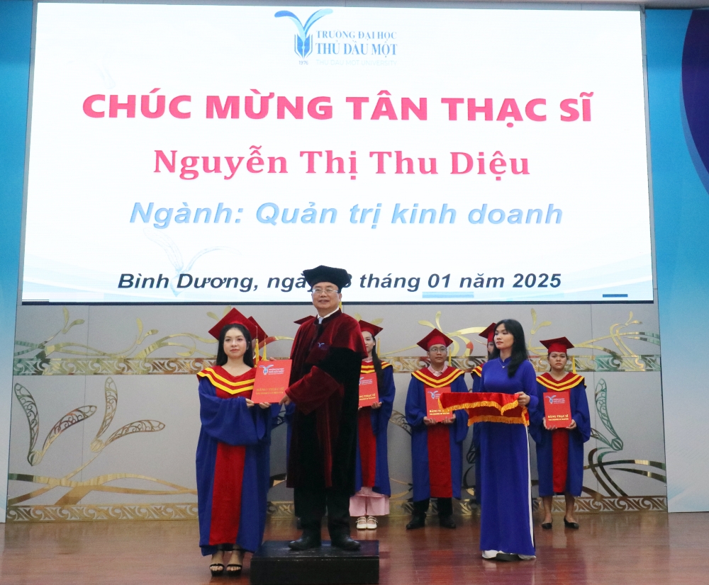 Truong DH TDM trao bang to nghiep Thac si-7.JPG