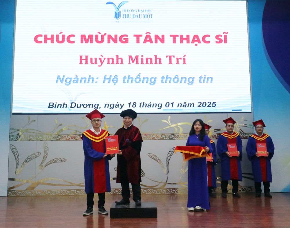 Truong DH TDM trao bang to nghiep Thac si-8.JPG