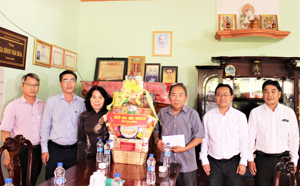 Đoàn công tác tỉnh thăm và tặng quà tại gia đình ông Nguyễn Văn Chung.jpg