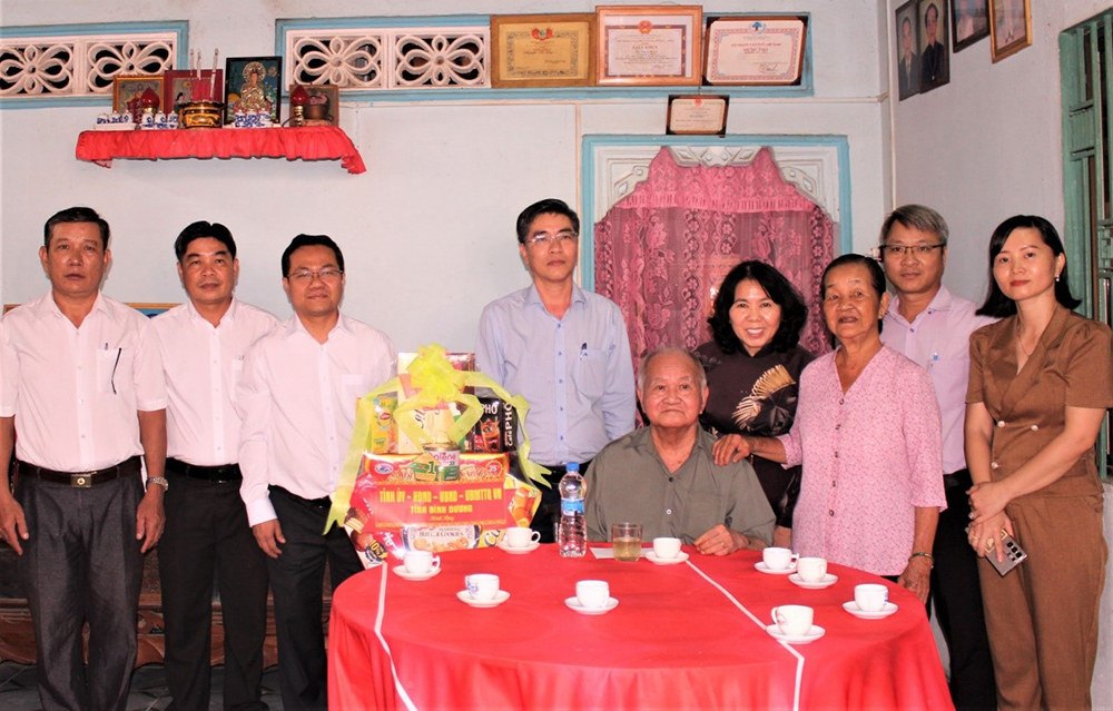 Đoàn thăm và tặng quà cho gia đình ông Nguyễn Văn Tiến.jpg