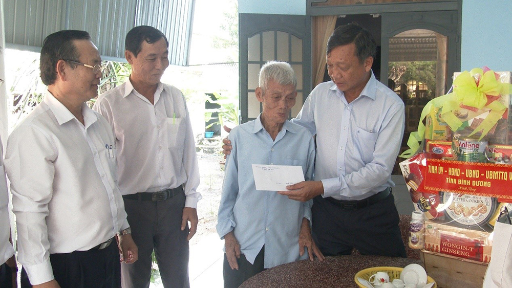 Đoàn thăm, tặng quà thương binh  Nguyễn Văn Bê.jpg