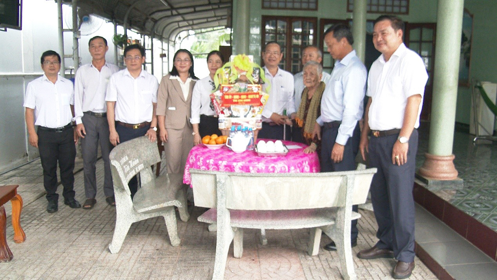 Đoàn đến thăm, tặng quà Mẹ Việt Nam anh hùng Đoàn Thị Chèo.jpg