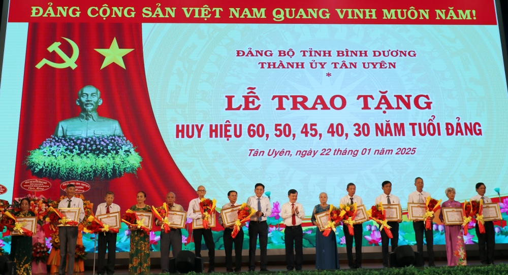 Tan Uyen-Hop mat 95 nam thanh lap Dang-11.JPG