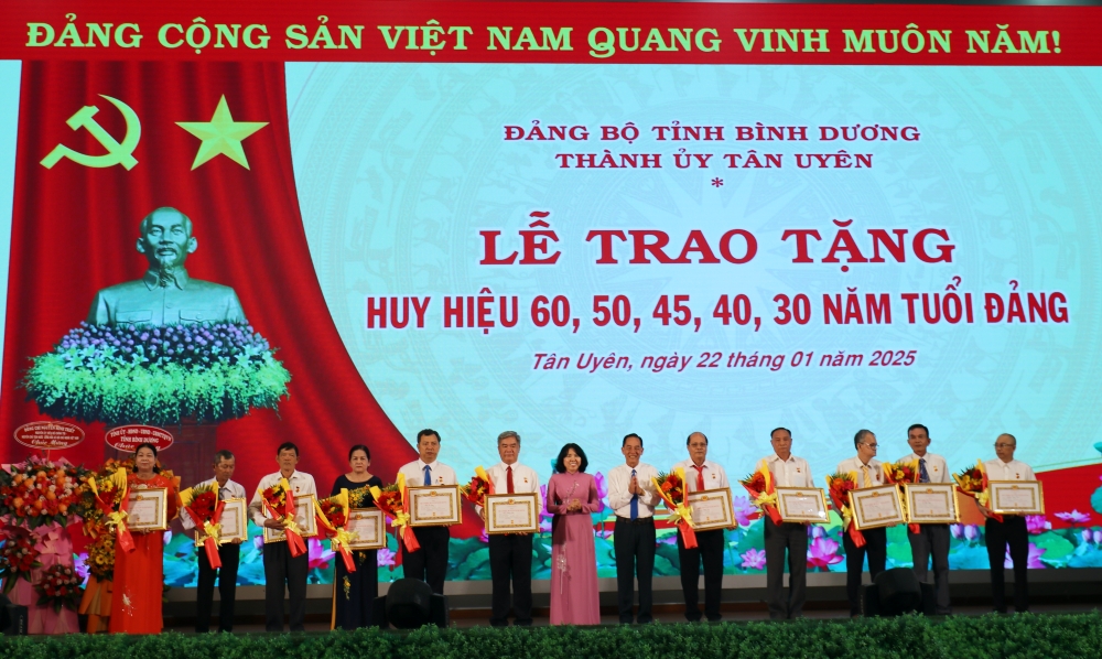 Tan Uyen-Hop mat 95 nam thanh lap Dang-12.JPG