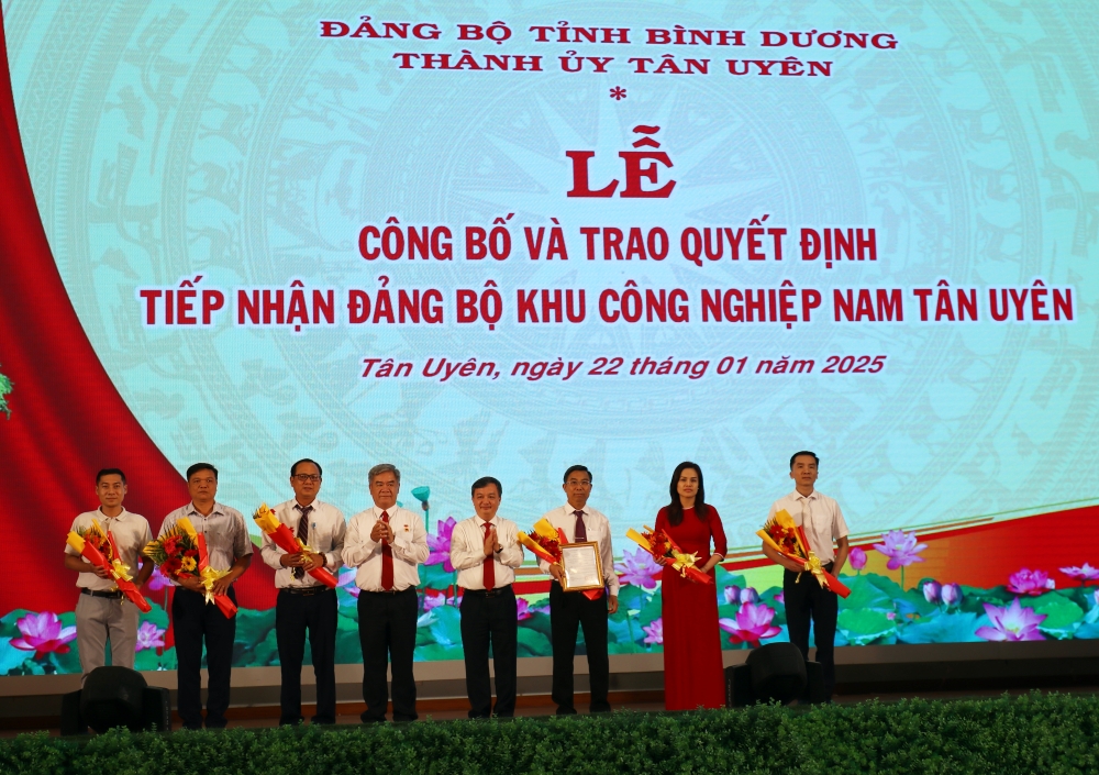 Tan Uyen-Hop mat 95 nam thanh lap Dang-13.JPG