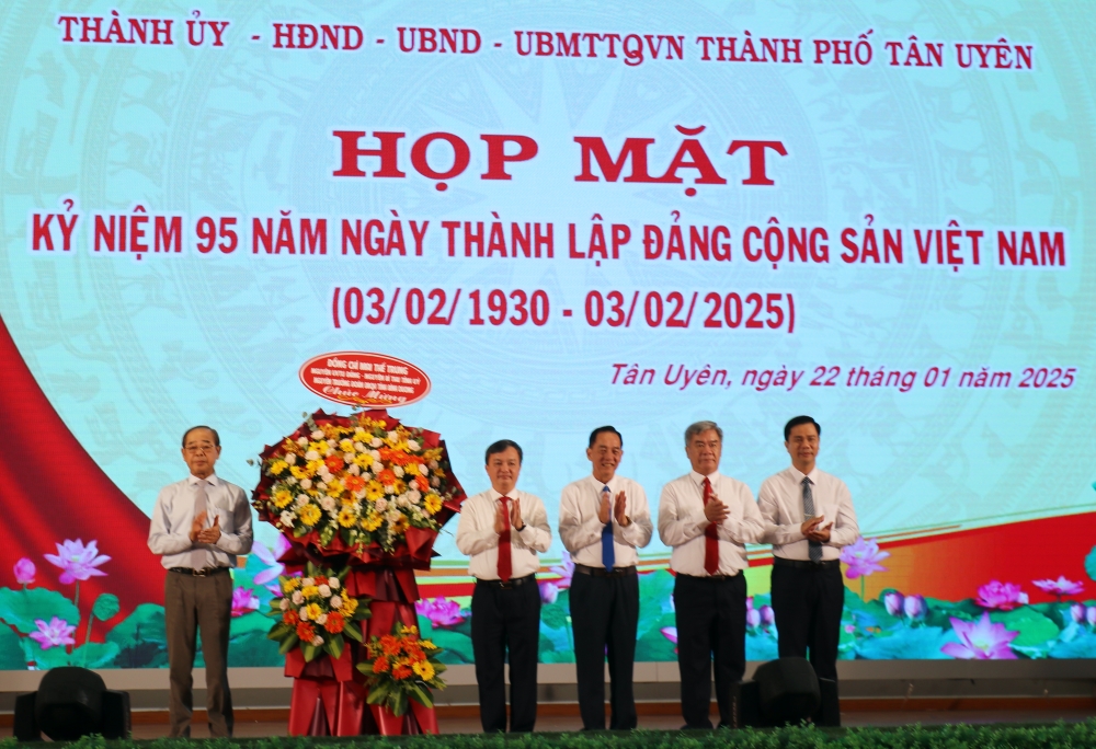 Tan Uyen-Hop mat 95 nam thanh lap Dang-4.JPG