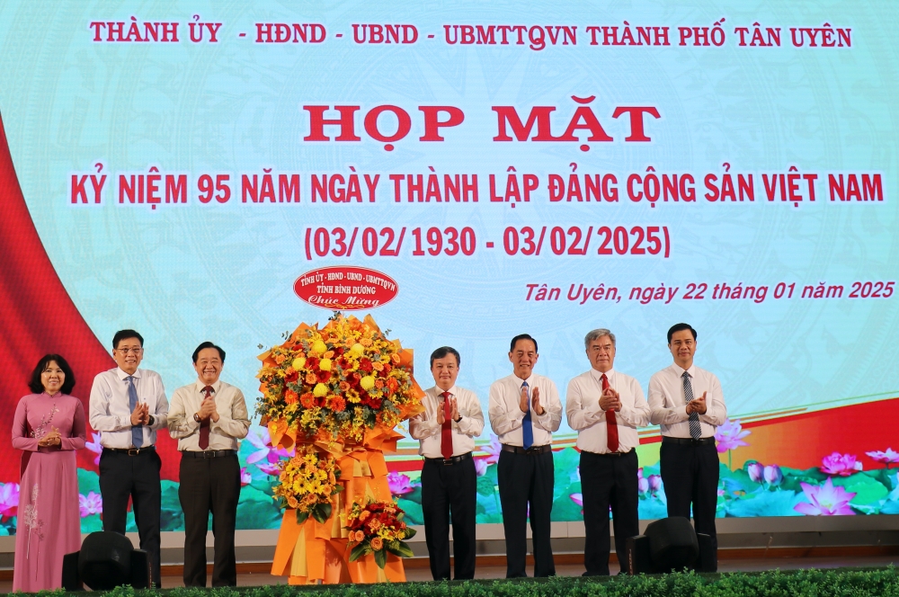 Tan Uyen-Hop mat 95 nam thanh lap Dang-5.JPG