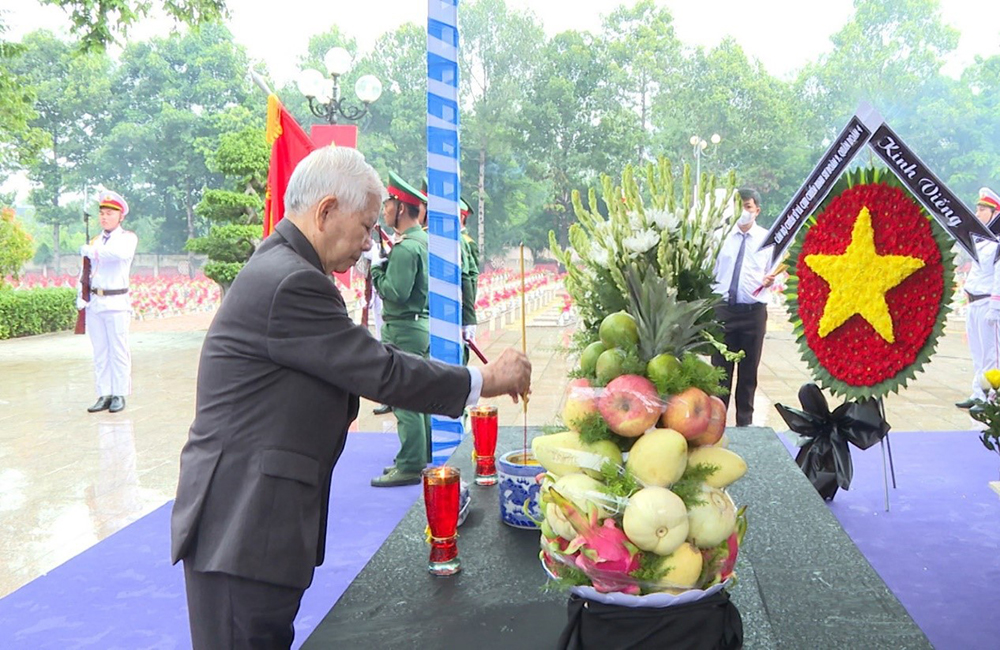 Nguyên Chủ tịch nước Nguyễn Minh Triết cùng các đại biểu thực hiện nghi thức truy điệu 1.jpg